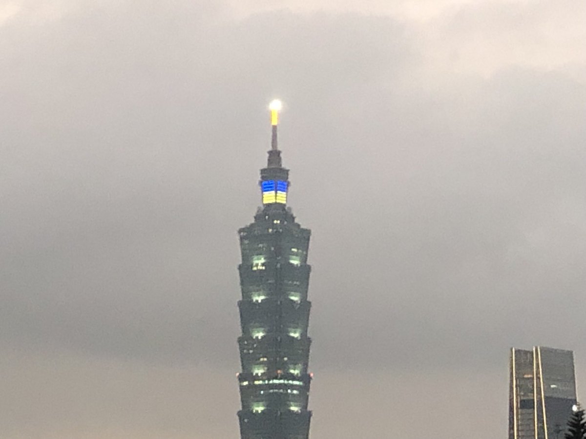 Felt a little emotional when the #Taipei skies darkened and the top of #Taipei101, #Taiwan’s tallest building lit up. The tower’s colours change every day. Tonight #Taiwan stands with #Ukraine