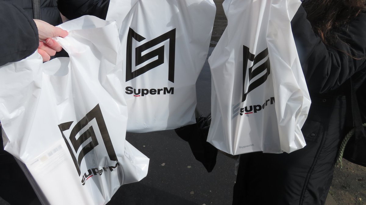 SaraKudo's tweet photo. Due anni fa ero a Parigi in coda allo stand truck dei @superm 
CRISTO SEMBRA IERI. 
#SuperMinParis https://t.co/V80fQYAXiX