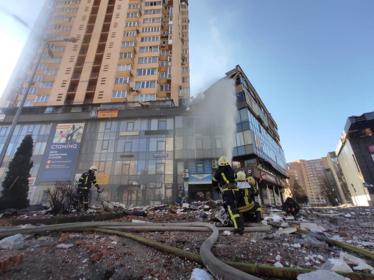 Разрушенный взрывом дом. Ракета попала в жилой дом в Киеве. Взрыв дома.