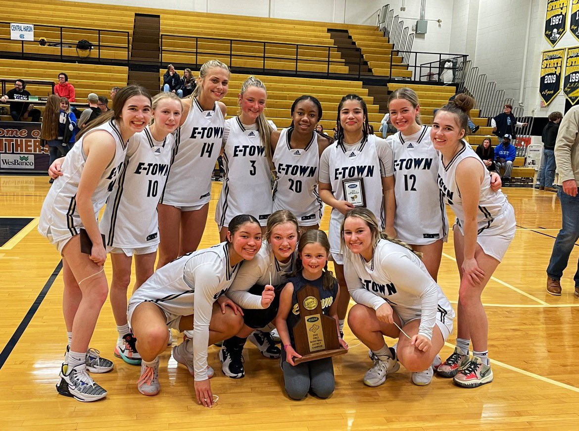 kristenritcheyy's tweet photo. I LOVE MY FAMILY🐾🐾🐾 #DistrictChamps @ehsladypanthers https://t.co/ZOCEN2mHJI