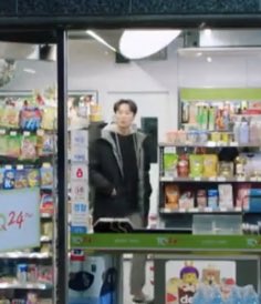 couque_kim's tweet photo. 편의점냉장고만한남자
편의점진열대만한남자
뒤에 뭐 있는지 위로 보는거 진짜 어이없다 https://t.co/s1tWIMMLIx