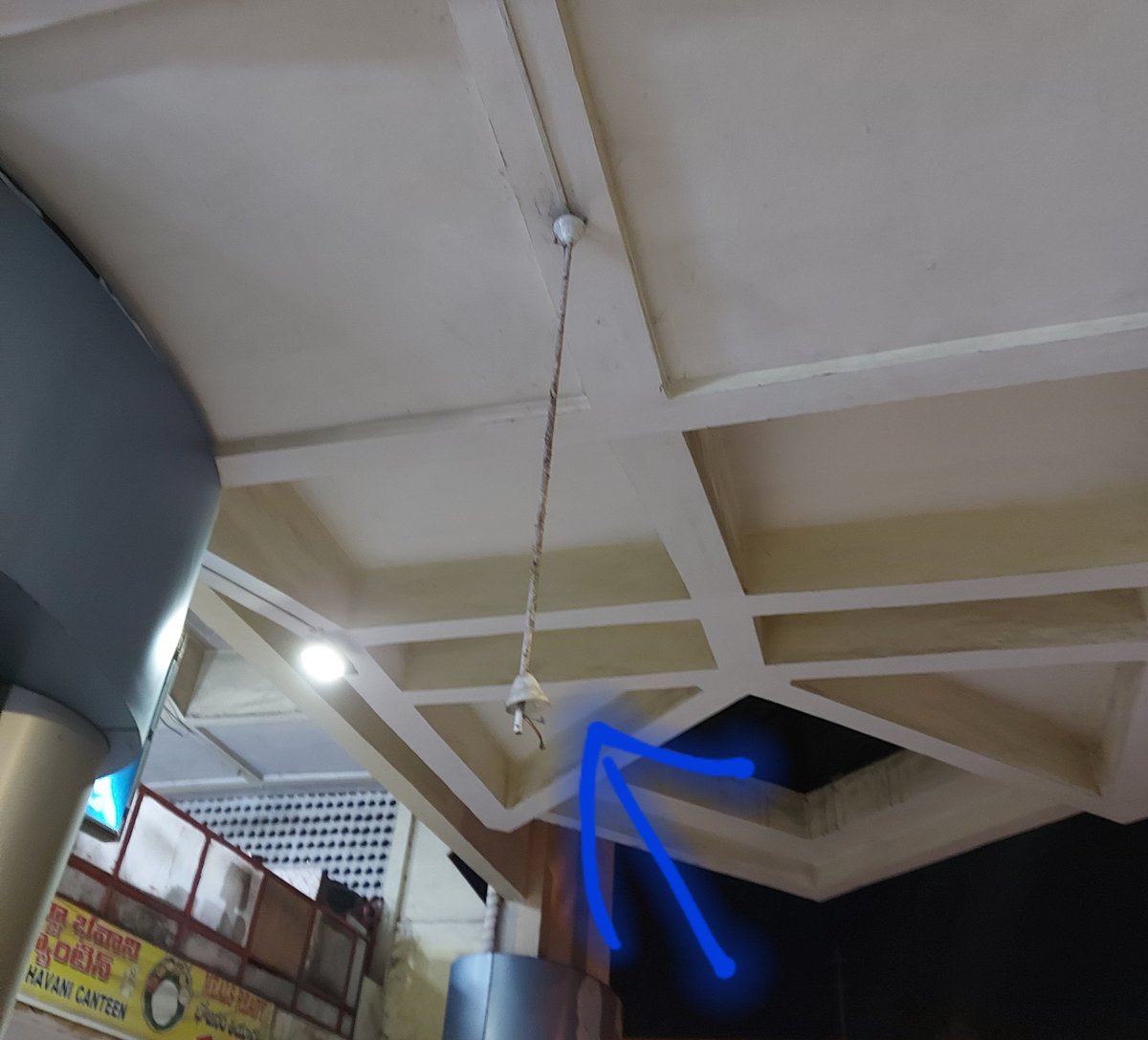 ragulasampath's tweet image. Summer is approaching,and last night I noticed that the ceiling fans on the MGBS busstand were not in place and not turning(stage 53-58) @TSRTCHQ @tsrtcmdoffice Pls take a look at this and take action 🤝👍 #supporttsrtc #IchooseTSRTC 😷😷