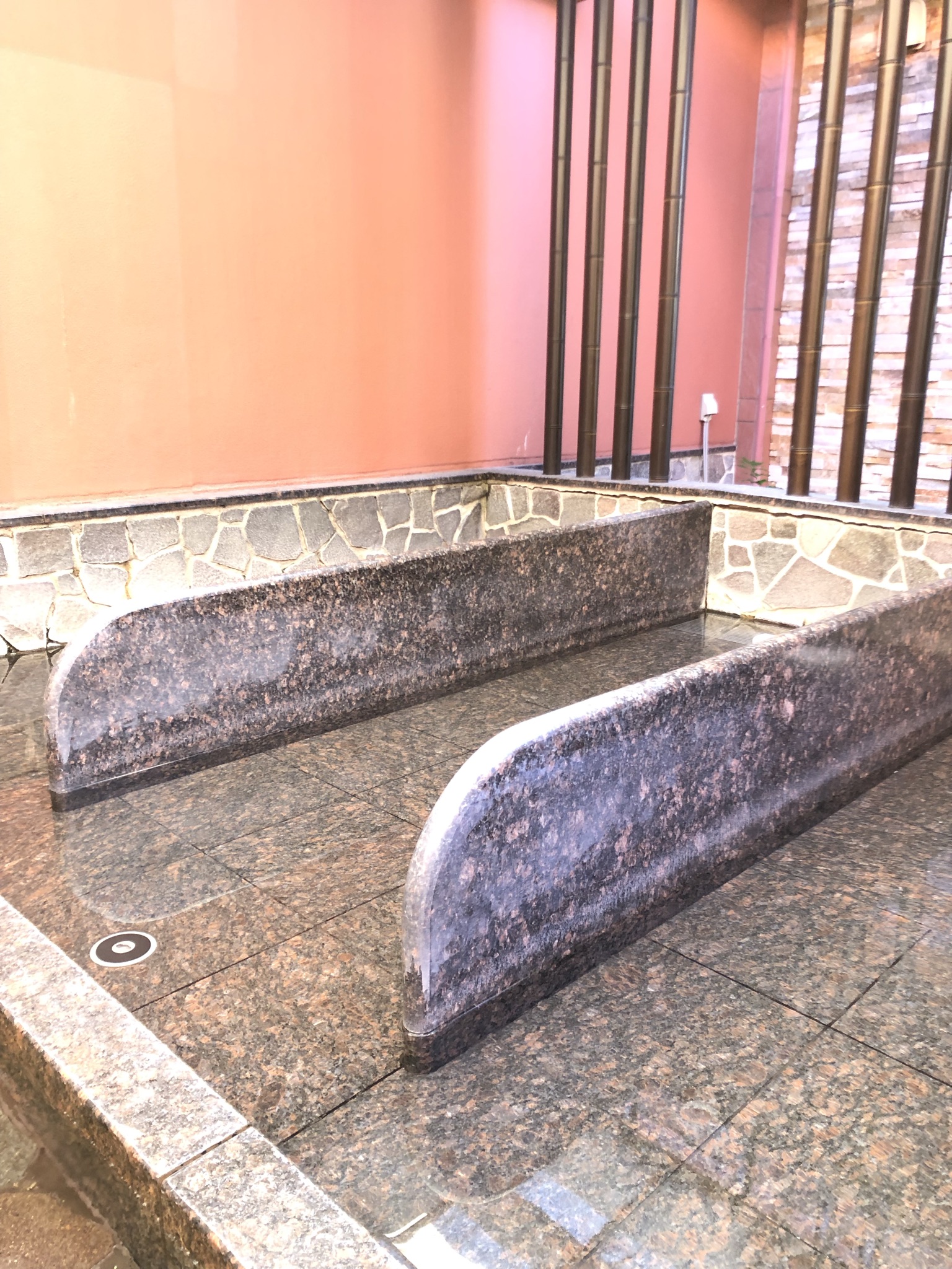 تويتر 名東温泉花しょうぶ 公式 على تويتر 厳しかった寒さが一旦おさまり今日明日の昼間は だいぶ暖かいです 今日みたいな日は 露天の 寝転湯 がとても気持ち良くおすすめです 因みに右下の画像は 今朝 日が差した男浴炭酸風呂です