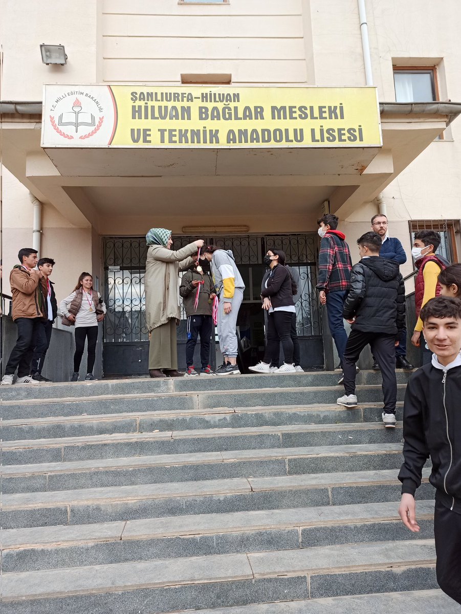 Sınıflar arası voleybol turnuvamızın okul şampiyonu 10-E sınıfı oldu.Beden eğitimi öğretmenimiz Özgür hocamızı,10-E sınıfını ve turnuvaya katılan sınıflarımızı tebrik ediyor düzenlenecek olan futbol turnuvası için başarılar diliyoruz.🥇
@SinanATES_63 <a href="/Hilvan_MEM/">Hilvan İlçe Milli Eğitim Müdürlüğü</a> <a href="/melikecakir_akr/">Melike Çakır</a>