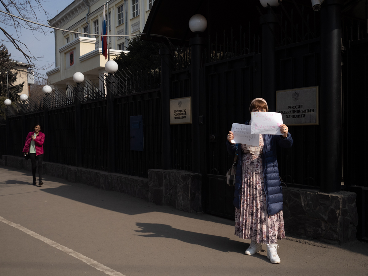 ridetoroots's tweet photo. A Ukrainian woman protests against the war in front of the Russian embassy in Bishkek, Kyrgyzstan. Something is very wrong when there are so few who demonstrate against barbarism. 25/02/2022 https://t.co/9K2EKangEW