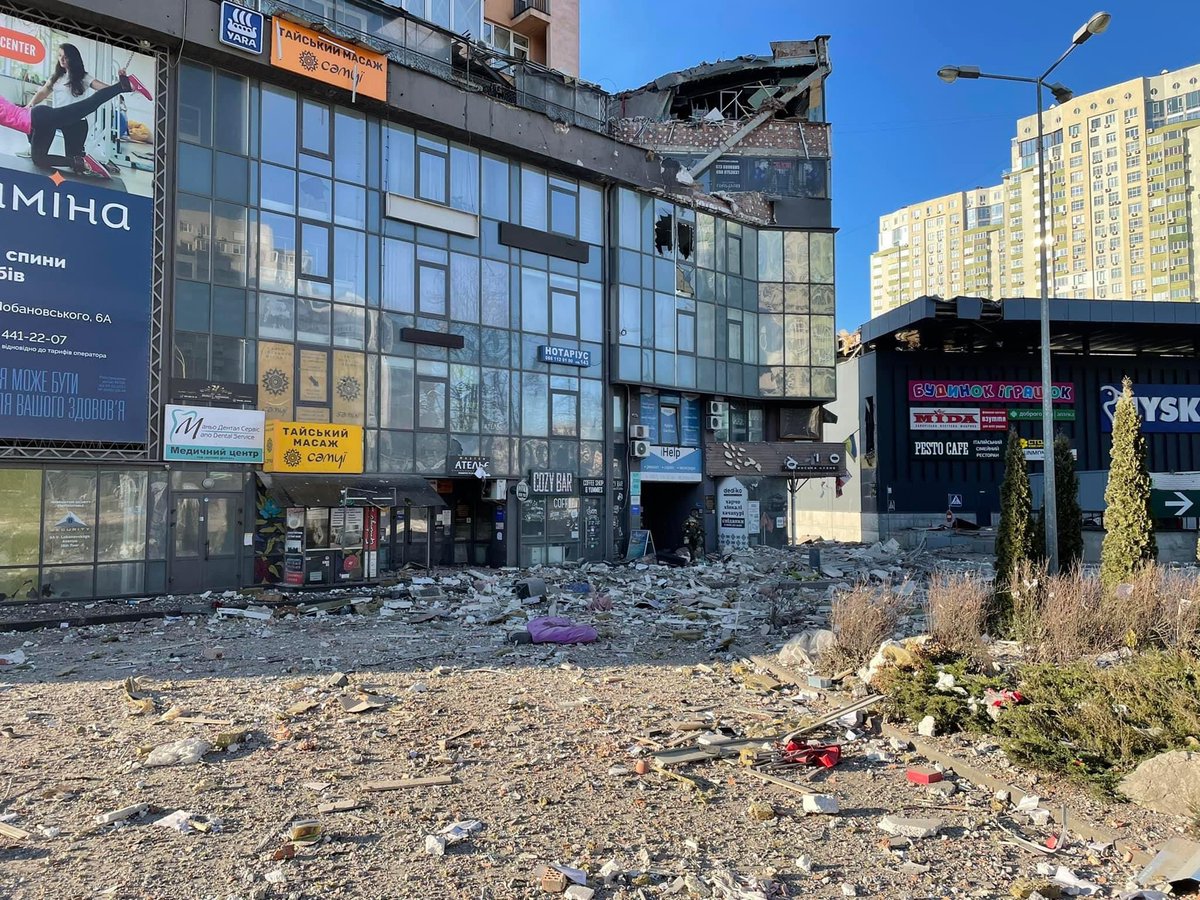 mattia_n's tweet photo. There is fighting nearly all around Kyiv. These pictures are from this morning Posted by Angelina Kariakina from her rayon, Lobanovskyi Ave, close to Sikorski airport. #urkaine https://t.co/FtwSmsPnUI