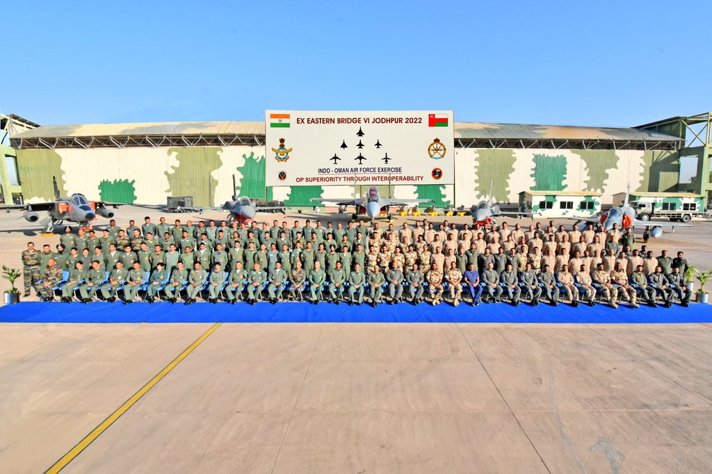 kishanchand_89's tweet photo. The sixth edition of Ex #EasternBridge culminated on 25 Feb 22 at AF Stn Jodhpur.
The five days exercise enabled #IAF and Royal Air Force of Oman, #RAFO to exchange professional experience & knowledge. https://t.co/2ynQ2Lpl3I https://t.co/z7vv2oDUav