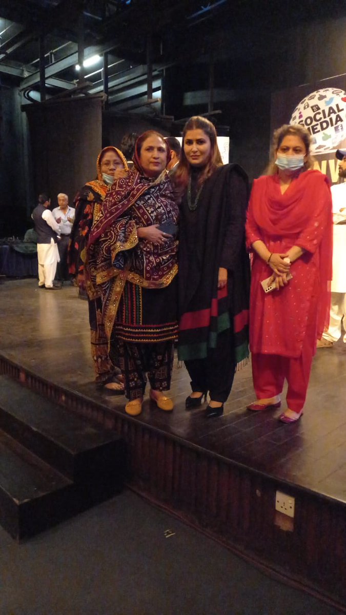 KausarBibi5's tweet photo. At Arts council Now adi @ShaziaAttaMarri ada @fkkundi https://t.co/iSiz50PPaj