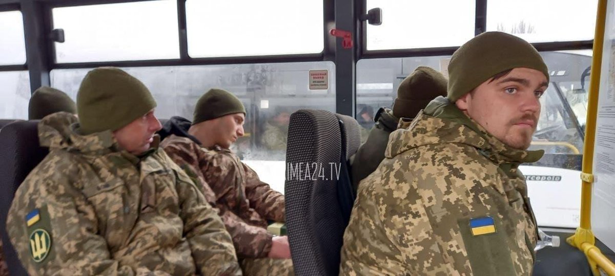 ntvru's tweet photo. Героически погибших, по словам Зеленского, пограничников с острова Змеиный доставили в Севастополь. Их накормят, оформят на них документы и отправят домой к семьям https://t.co/HEAOsfITYO