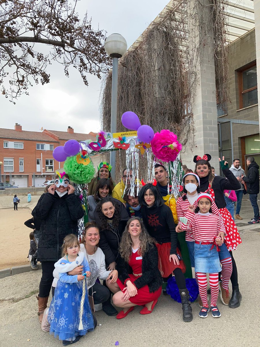 Per fi ens tornem a trobar per celebrar!!! 

Moltes gràcies a totes les famílies que heu participat amb les vostres disfresses 🎭, balls 🎼 i jocs 🎲 a la festa de Carnestoltes.

🤫 Un secret... L'AFA ja ha començat a prepara la de l'any que ve!