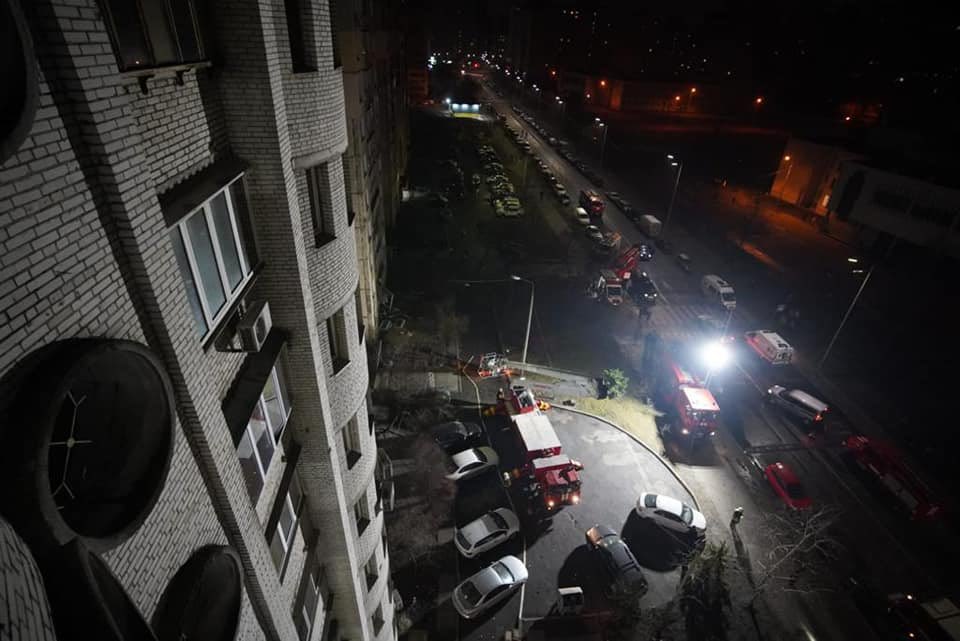 #Ukraine | Protéger, secourir et sauver sous les bombes, comme ici à Kiev où les #pompiers ont secouru 20 personnes, dont 8 gravement blessés, et évacué 150 personnes d’un immeuble impacté par les combats dans un quartier résidentiel.

Courage aux collègues ukrainiens.