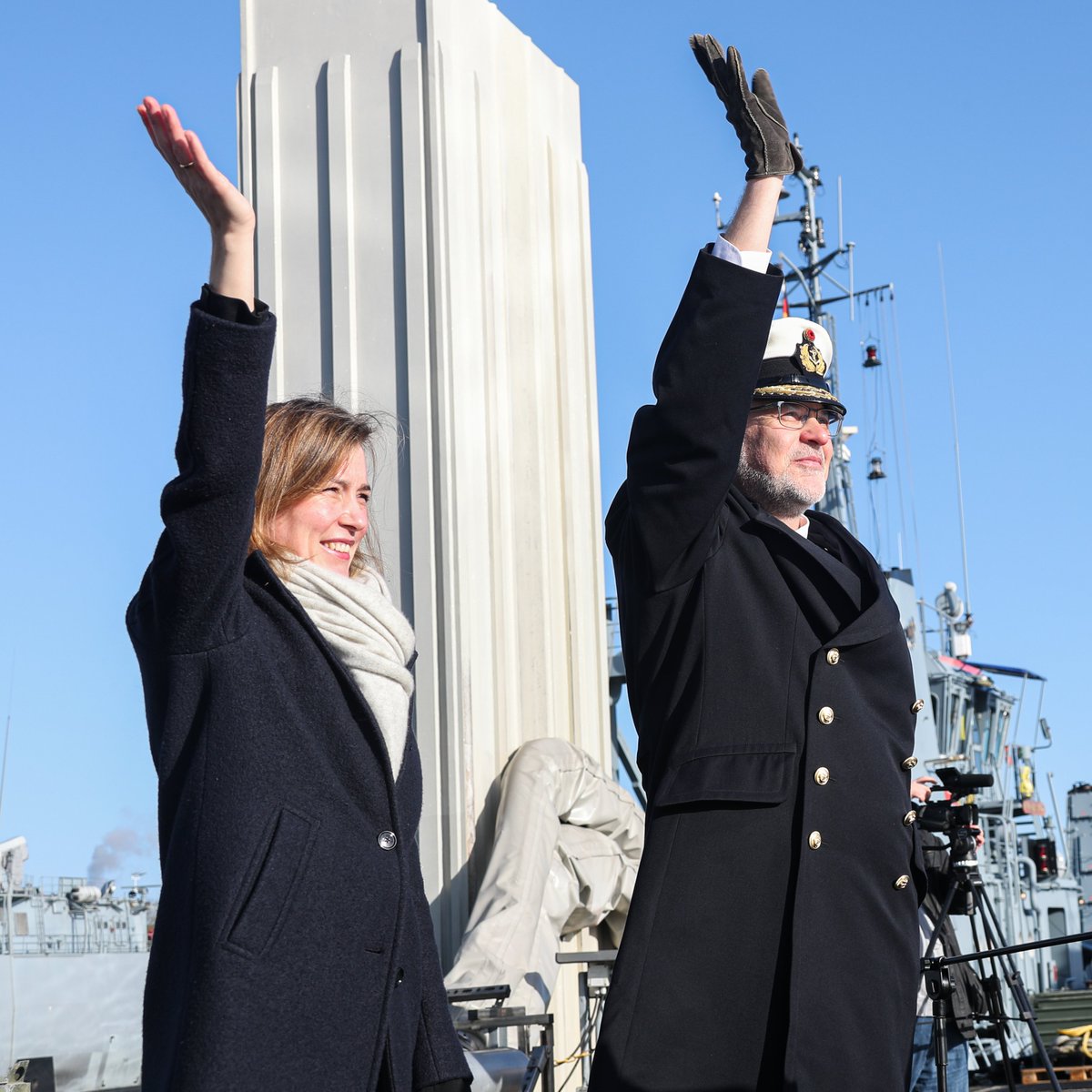 BMVg_Bundeswehr's tweet photo. "Die aktuelle Lage erfordert eine deutliche Reaktion gemeinsam mit unseren Verbündeten und Partnern der Allianz" - betonte Staatssekretärin @SiemtjeMdB heute zur Verabschiedung der Korvette ERFURT. Als Teil der SNMG 1 stärkt @deutschemarine damit die #NATO-Nordflanke. Alles Gute! https://t.co/yctihwvF1o