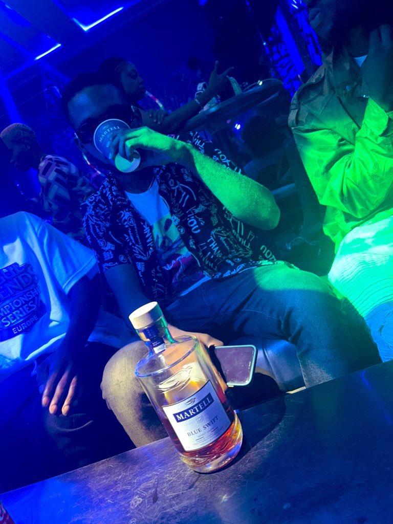 TOB37691534's tweet image. Different location same #blueswift Martell @martell @MartellUSA @davido 💙💙💙🥃🥃