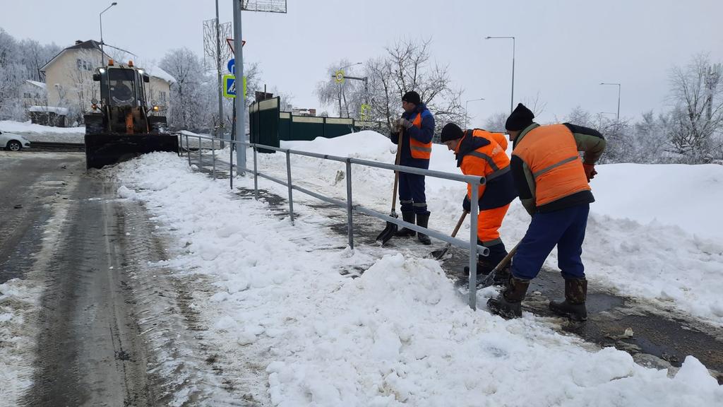 Расчистка тротуаров и пешеходных переходов по Красноглинскому шоссе