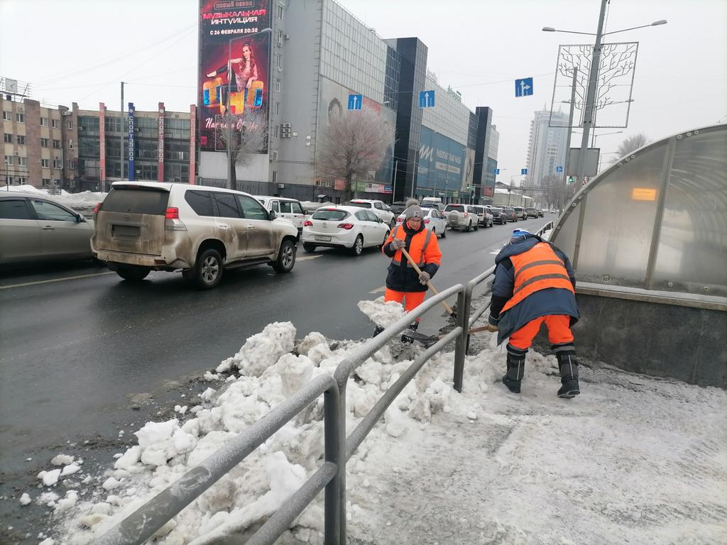 Расчистка прилотковой части с вывозом снега по улице Ново-Садовой