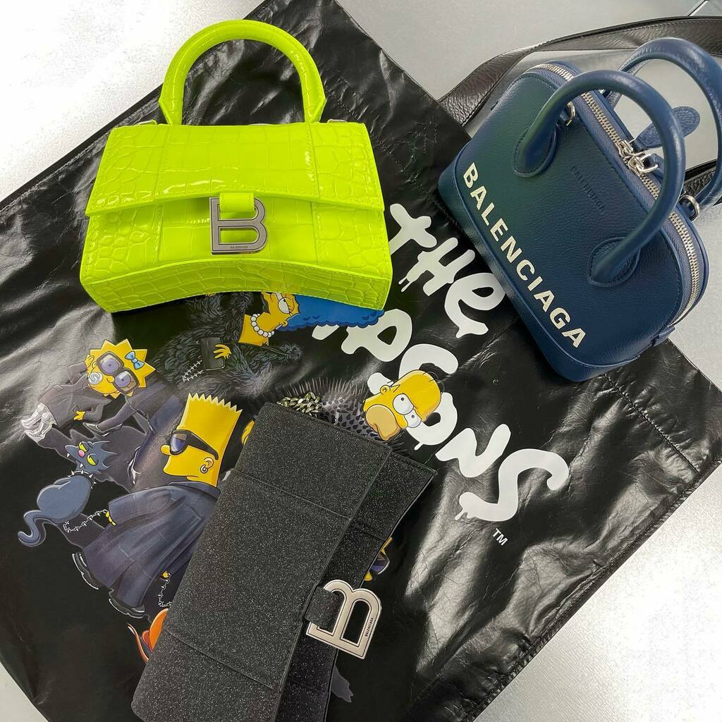 #BALENCIAGA #WOMEN SPRING/SUMMER '22

For bold branding and precision detailing look no further than our range of Balenciaga bags. These subtle styles are here to bolster your casualwear.

For more Balenciaga derodeloper.com/dames/balencia…

#derodeloper #style… instagr.am/p/CabpjXQM1Jp/