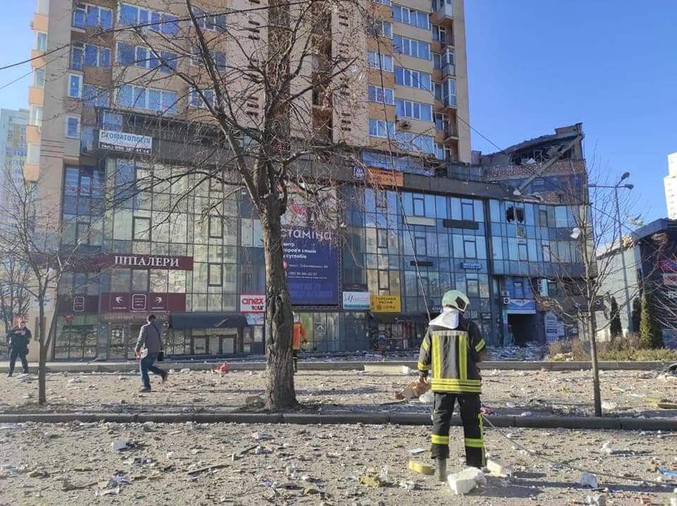 Denys_Shmyhal's tweet photo. Today, a Russian missile hit an apartment building in #Kyiv. Over the past 2 days, hospitals, kindergartens and orphanages in #Ukrainian cities have been shelled. We demand from the world a decisive response and isolation of Russia for its criminal acts. #StopRussia https://t.co/RmLVROekTH