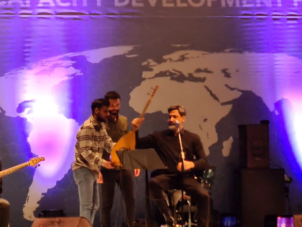 #UID Kızılcahamam çalıştayında gönlü, sözü ve türküsü ile şenlendiren kıymetli sanatcımız <a href="/ugur_isilak/">Uğur Işılak</a>’a teşekkür ediyoruz.

#çalıştayadevam