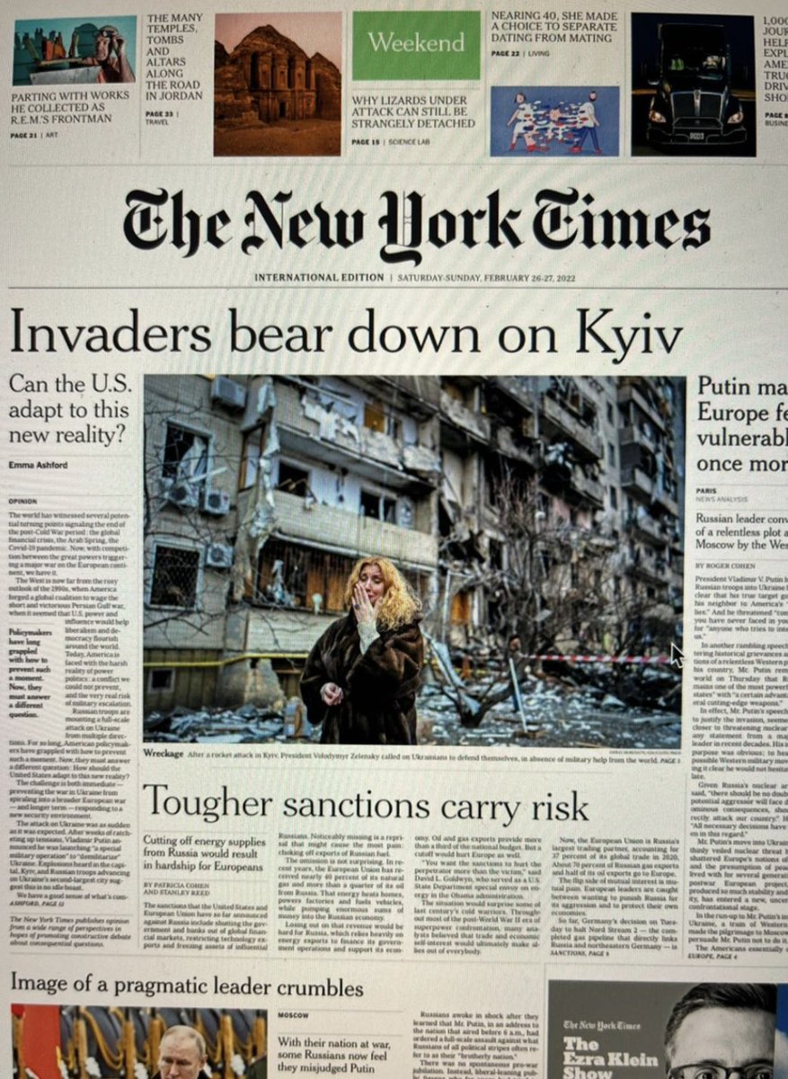 xavieraldekoa's tweet photo. Esta foto de @EmilioMorenatti, que ha sido portada del New York Times, es tremenda. El gesto de la mujer, sus rasgos, sus ropas y anillo, el fondo destruido…
Cómo definir en una sola imagen la guerra en Europa. https://t.co/2nDKXLMiT7