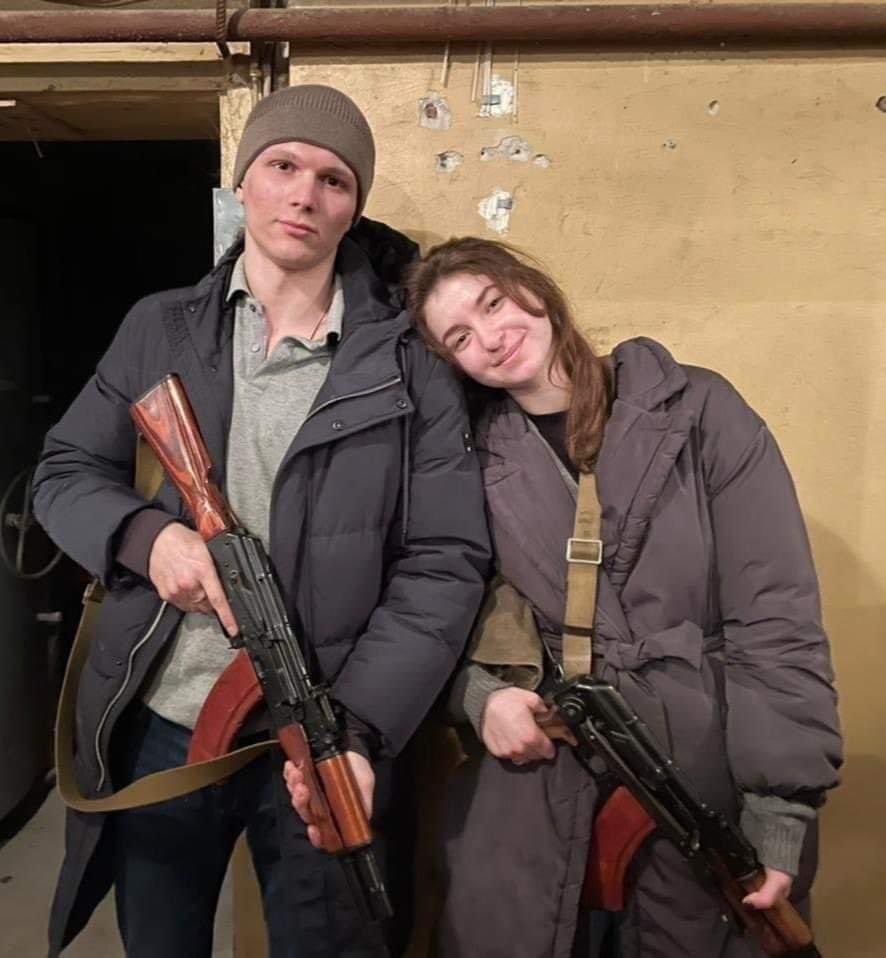 Yazın yapacakları nikâhı öne alan Ukraynalı çift, nikâhın hemen ardından silahlarını alıp ülkelerini savunmaya başladılar.

(Yaryna Arieva ile Sviatoslav Fursin.)