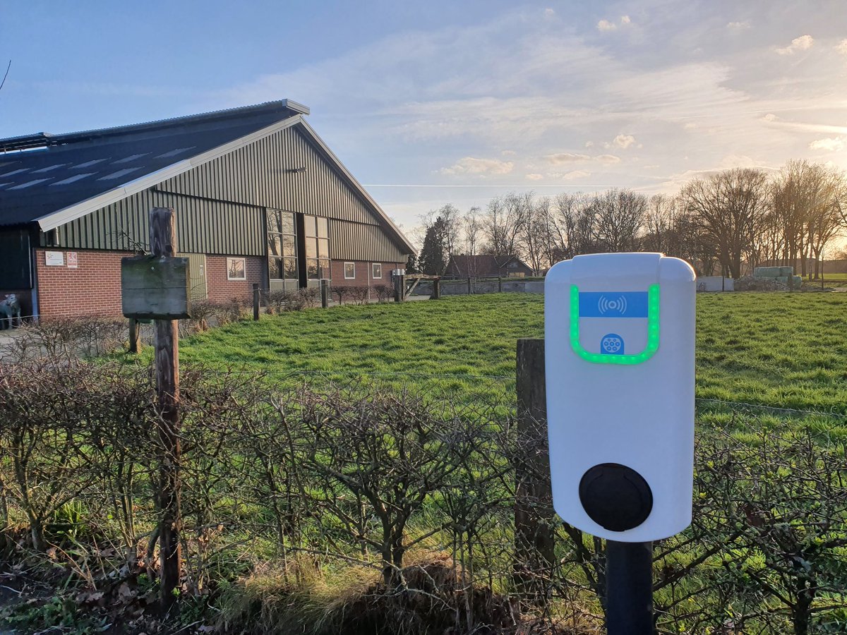 HeleenLansink's tweet photo. Nieuw verdienmodelletje..

Elektrisch laden kan vanaf vandaag bij ons op het erf. Met zonne energie.

#laadpaal #rustpunt #haaksbergen @DeMelktapperij https://t.co/LH7RYHpp7I