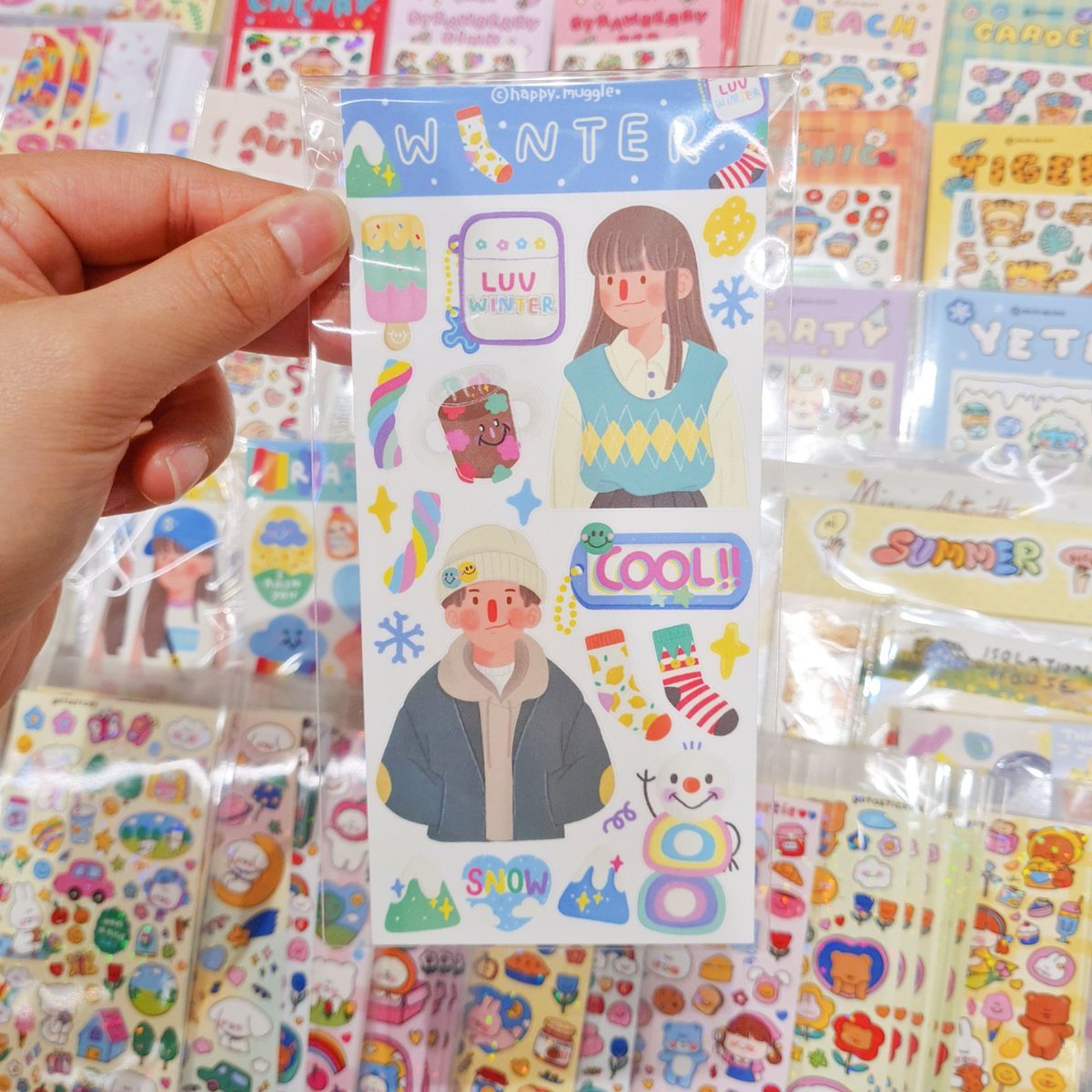 ถึงประเทศไทยจะเหมือนมีแค่หน้าร้อน แต่กู๊ดกู๊ดกู๊ดมีสติกเกอร์ครบ 3 ฤดูนะ ☁️🌈☀️❄️ เติมความน่ารักด้วยสติกเกอร์สุดน่ารักจาก  happy muggle 

Price : 50.-

🏠 ชั้น 3 ซีคอนสแควร์ ฝั่งโรบินสัน (Zone MUNx2)
📮 ซื้อออนไลน์ add line : @ good.good.goods