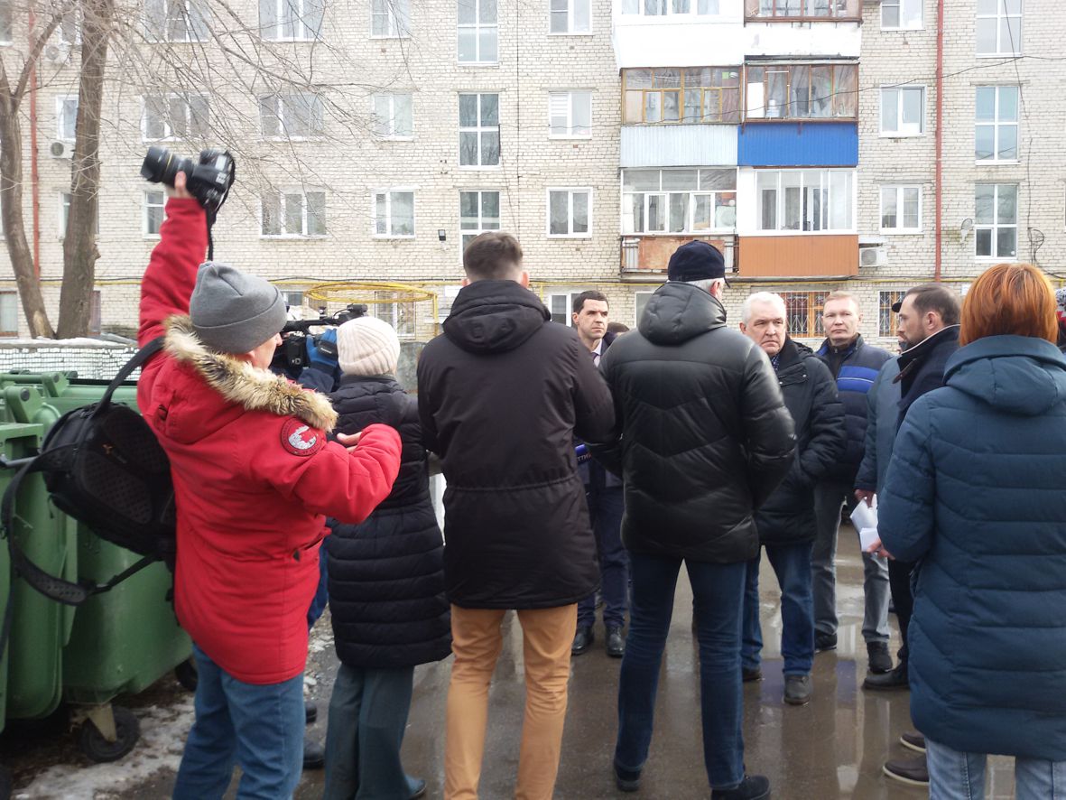 В микрорайоне 4Ц #Тольятти по ул. Баныкина, 10 министр энергетики и ЖКХ Самарской области Александр Мордвинов осмотрел контейнерную площадку для сбора ТКО, в связи с переходом 1 марта на обслуживание компании ООО «Дакант» по вывозу мусора. Работала группа телеканала ТОЛЬЯТТИ 24.