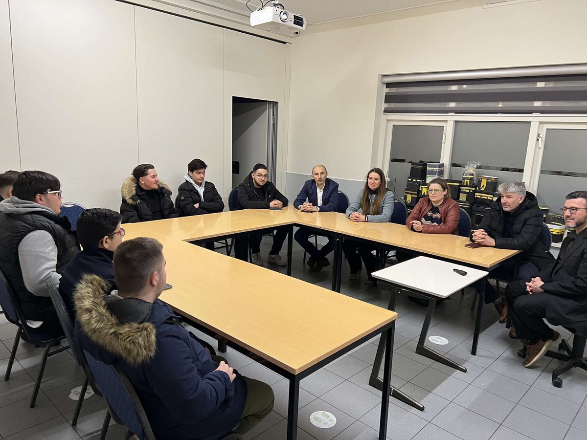 Gisteravond waren @FleurSpijker @AntjeJordan en ik in gesprek met de jongerentak van de Leidse Mimar Sinan moskee aan de Kooiplein. Gesproken over hun ideeën voor de stad, vinden van stageplekken en de effecten van Corona.