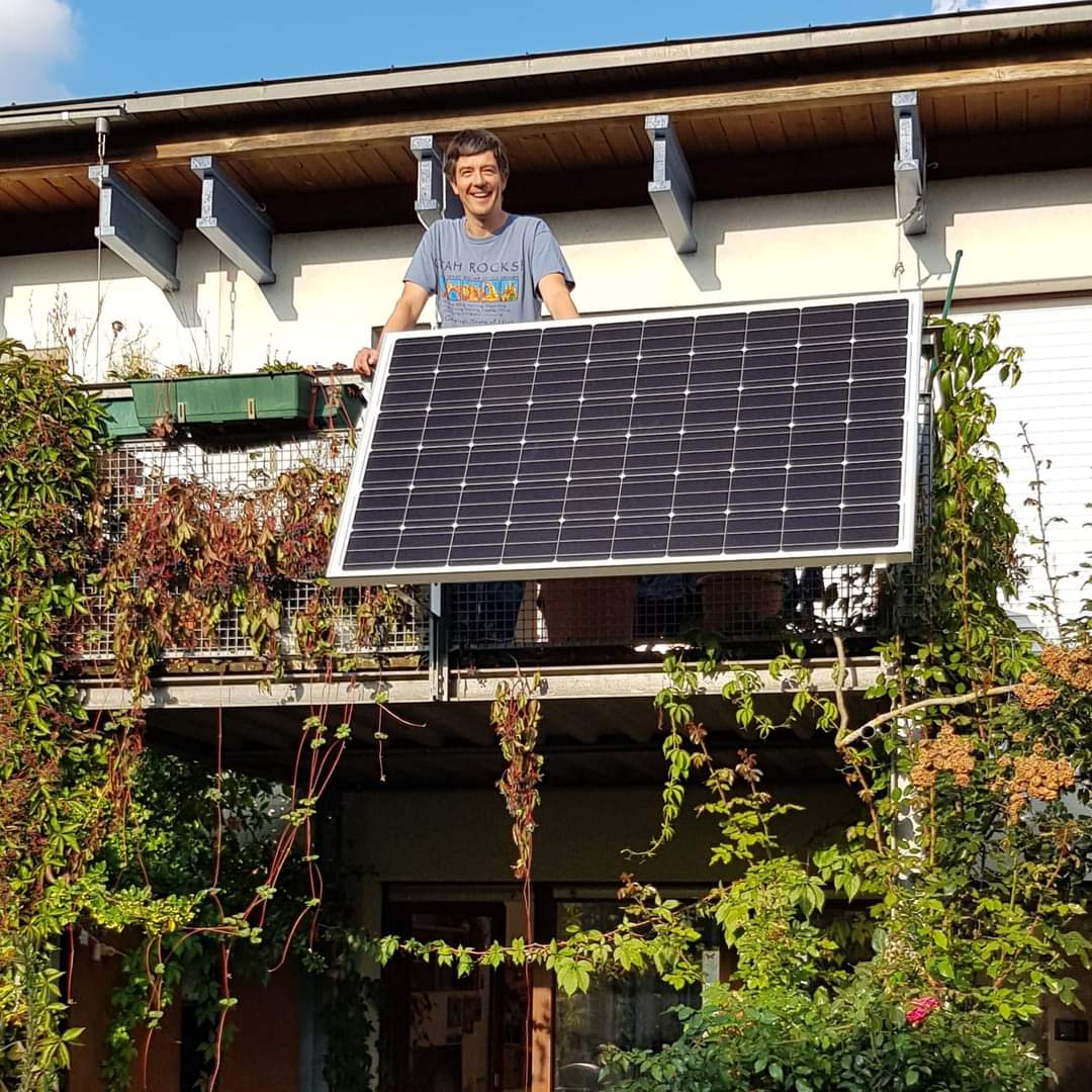 Jede Wh Strom &amp; v. a. Wärme, die ihr nicht verbraucht oder noch besser, selbst herstellt, Balkonsolarkraftwerk, fehlt in Putins Kasse für seinen Angriffskrieg. Strom/Wärmesparen, selbst Erneuerbare Installieren- ist so wichtig wie an Anti-Kriegsdemos teilzunehmen. #StopTheWar