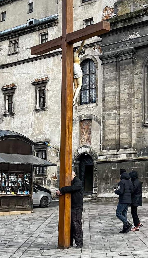 Sachinettiyil's tweet photo. A man praying in front of the crucifix near the cathedral in Lviv, Ukraine. Image Credits: Gregory Gresko https://t.co/7G4HDInok8