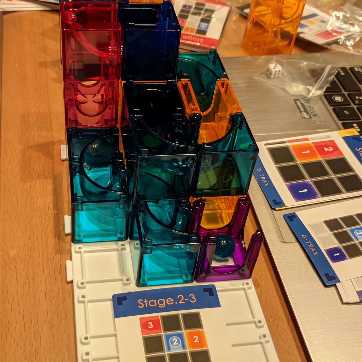 ColtAngraecum's tweet photo. 買い物ついでにダイソー寄ったら最近ネットでみたD-TRAXっておもちゃが売ってたので買ってみた。お題に沿ってスタートからゴールまでビー玉が行けるように立体ルートを考えるゲームなんだけど、めちゃ面白い！遊んだ後ですぐに近所のダイソー行って上級問題が解ける分だけ全部パーツ買い足してきたw https://t.co/wq2tvrPqKv