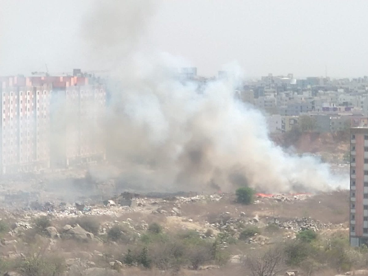 ⁦@MC_Nizampet⁩ ⁦⁦<a href="/CPCB_OFFICIAL/">Central Pollution Control Board</a>⁩ ⁦⁦⁦<a href="/MinisterKTR/">KTR, Former Minister</a>⁩ huge fire n smoke at nizampet dump yard. Causing breathing difficulties. Health hazard. Please douse the fire and catch the culprits. It is a a regular occurrence. Tired of tweeting about it.