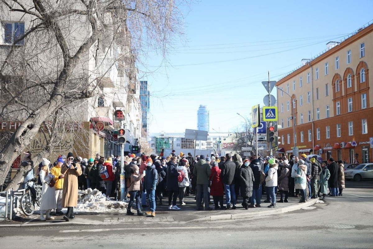 Новости 23 часа сегодня. Митинг в Екатеринбурге. Пикет за мир в Екатеринбурге. Екатеринбург площадь 1905 года митинг. Антивоенный митинг Екатеринбург.