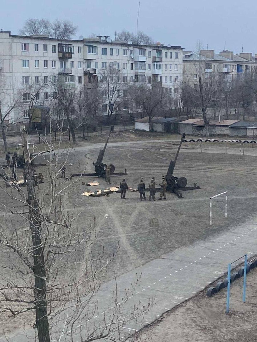 ntvru's tweet photo. Украинские гаубицы в жилом квартале около школы в Северодонецке https://t.co/eisfNECco7