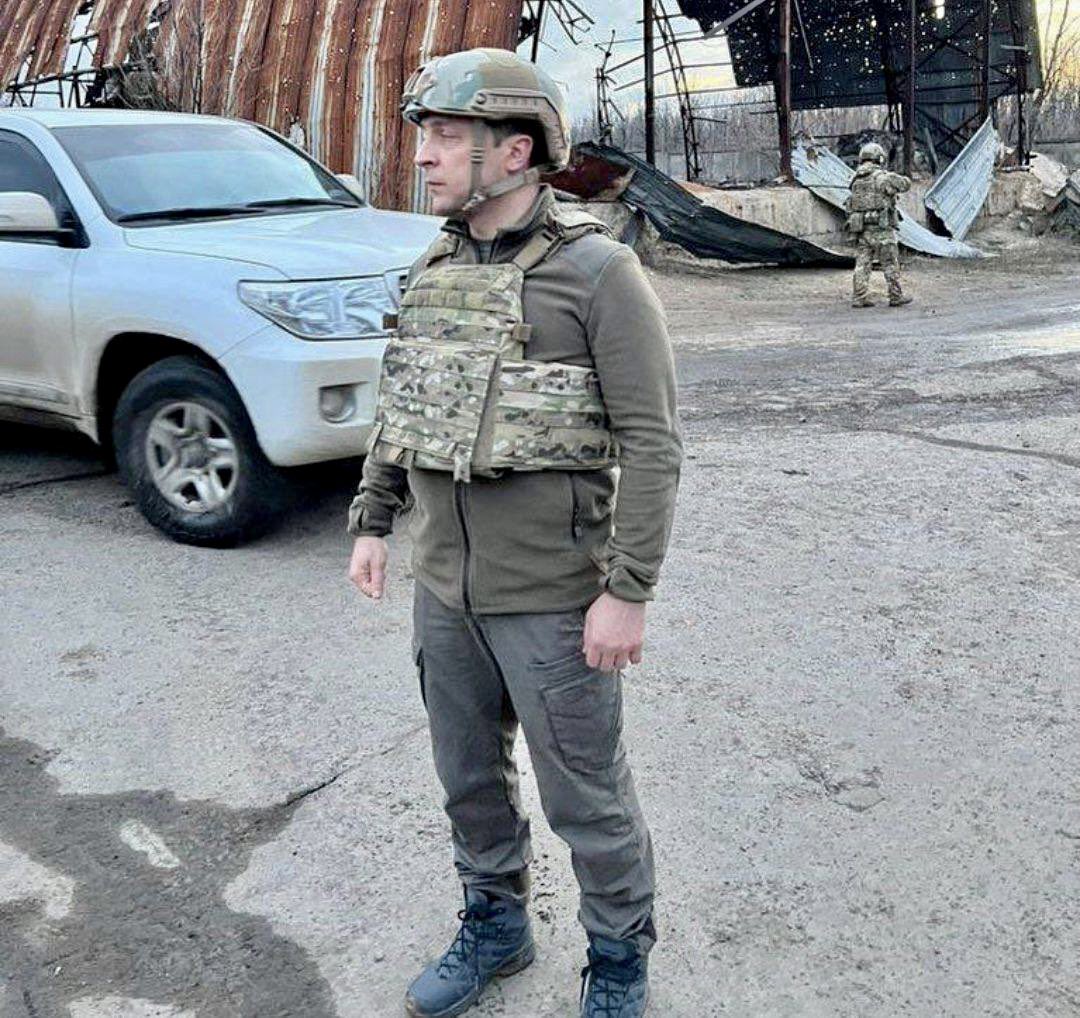 Bertinho92's tweet photo. Wie hieß es doch im Herbst 2019:
„Die Ukraine hat einen Komiker zum Präsidenten gewählt!“

Und wenn dich der Tod nicht als Sieger antrifft, soll er dich wenigstens als Kämpfer finden. (Augustinus von Hippo)

#Ukraine #StayWithUkraine https://t.co/23ZeyoM9tJ