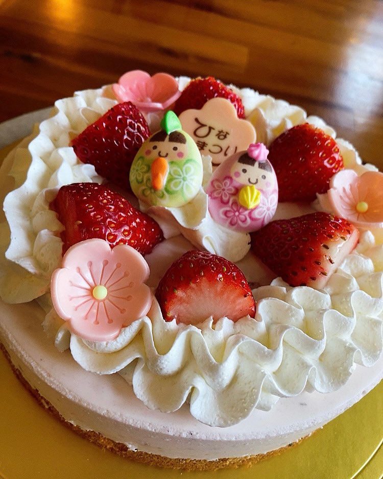 Basilandclove ひな祭りケーキ ご予約承り中 3 1 3 6限定 苺のムースケーキ 又は 苺クリームのピンクショート 15cm 3000 18cm 3500 21cm 4500 受取2日前迄に要予約 写真とは飾り少し異なります ご予約の際は電話かdmで お名前と電話番号 ケーキの Basilandclove ひな祭りケーキ ご予約承り中 3 1 3 6限定 苺のムースケーキ 又は 苺クリームのピンクショート 15cm 3000 18cm 3500 21cm 4500 受取2日前迄に要予約 写真とは飾り少し異なります ご予約の際は電話かdmで お名前と電話番号 ケーキの