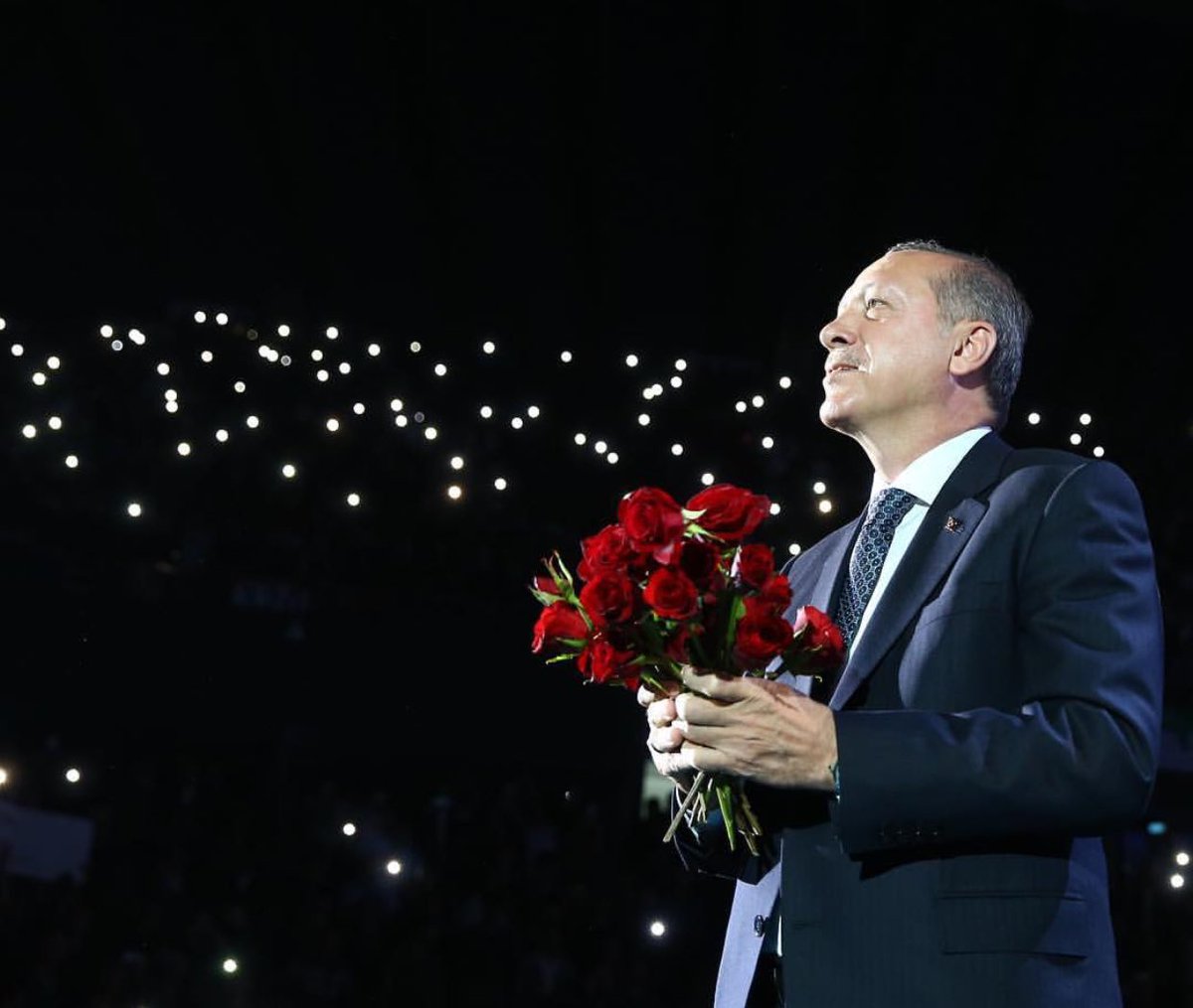 UmayTurker's tweet photo. Her anı Milletine davasına adanmış bir ömür, "Dünya 5'ten büyüktür" diyecek kadar cesur, mazlumun umudu olacak kadar inanmış bir yürek..
İyi ki doğdun uzun Adam...
İyi ki doğdun Reis... 

"GÜNEŞ GİBİ DOĞDUN"
Sayın Cumhurbaşkanım https://t.co/r3vBu0d1TE