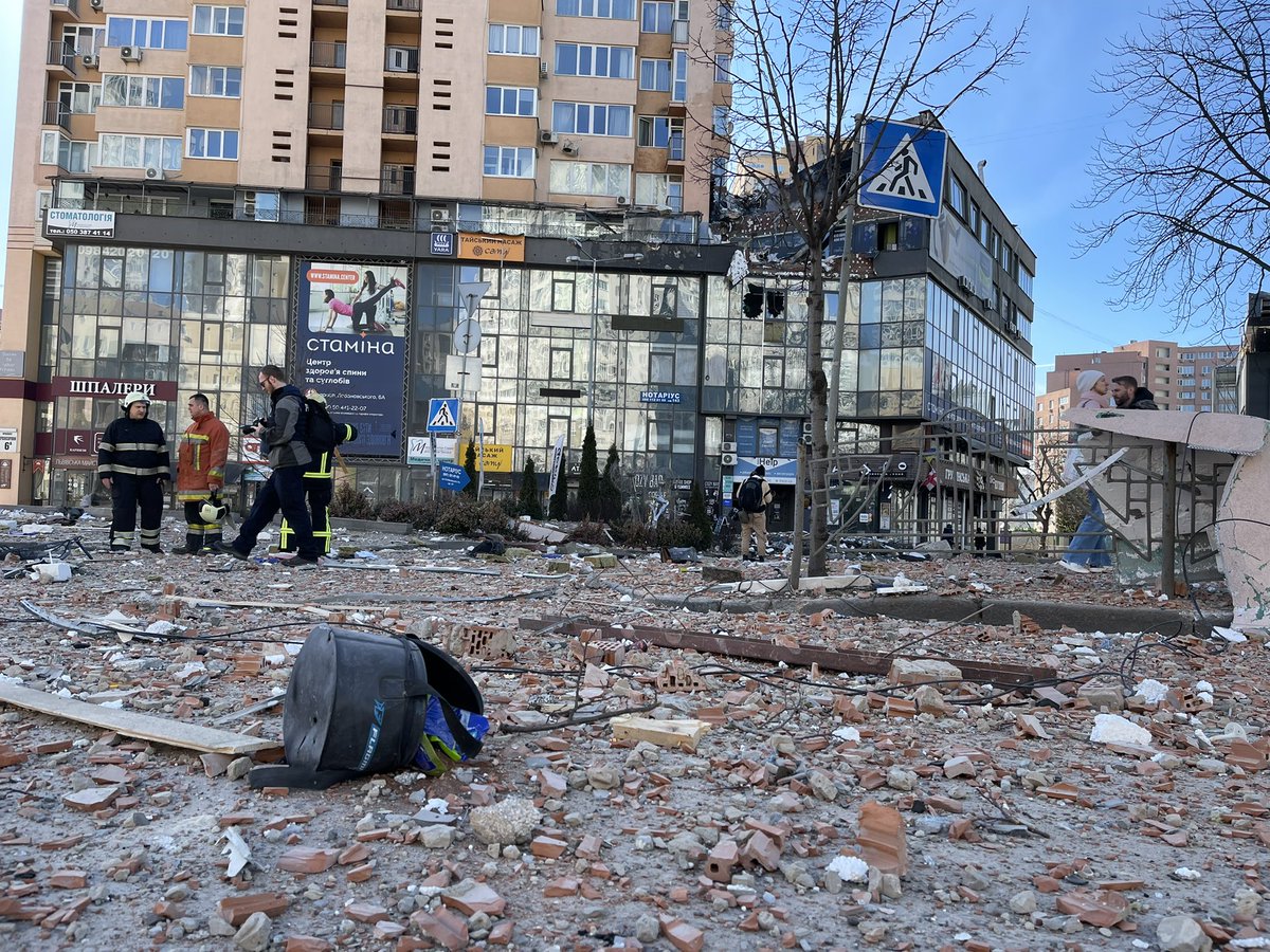 Røde Kors fortæller at “kun” tre personer kom til skade i angrebet. Alle andre var flygtet eller i kælderen.
Lige nu maskingeværsalver her. Kunne tyde på at russiske tropper i i lufthavnen Zhuliany eller lige i nærheden…