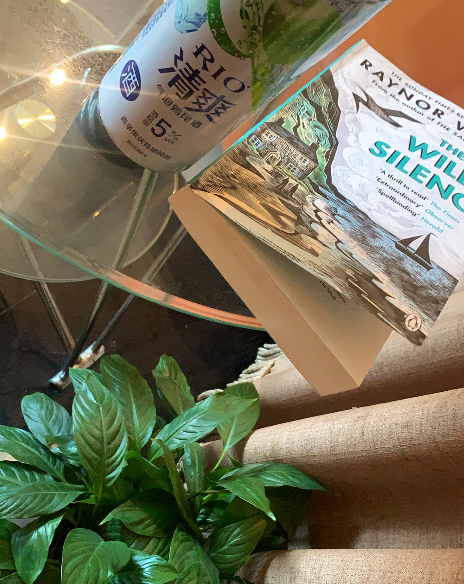 Hesteroz's tweet photo. Boekie, (best wel) chemisch 🍏 drankje (je probeert es wat nieuws😂) en een plant die ik eigenlijk wil ontvoeren naar m’n hotelkamer🌱 #hotellife #insidetheloop #wheninbeijing https://t.co/R1AHGdWNq3