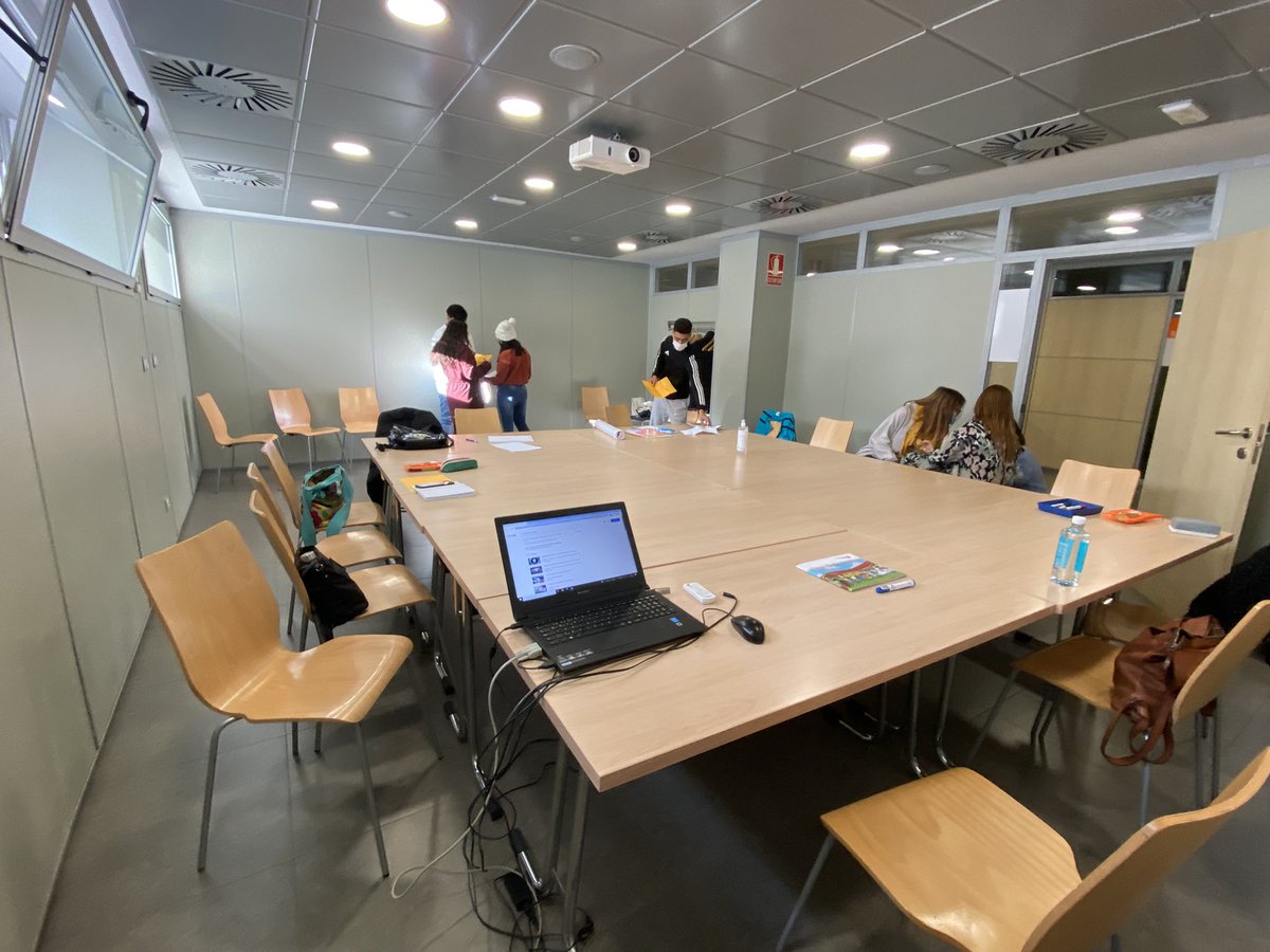 VirginiaMurill1's tweet photo. Hoy día productivo y enriquecedor. Culminando proceso de formación y preparación a #facilitadoresjuveniles en el marco del proyecto europeo #BecomeSafe #DNIEspaña Iniciamos las consultas entre pares. Gracias a #Fepas @FundacionOzanam #CasaSaim #IASS https://t.co/BhIrKxfG28