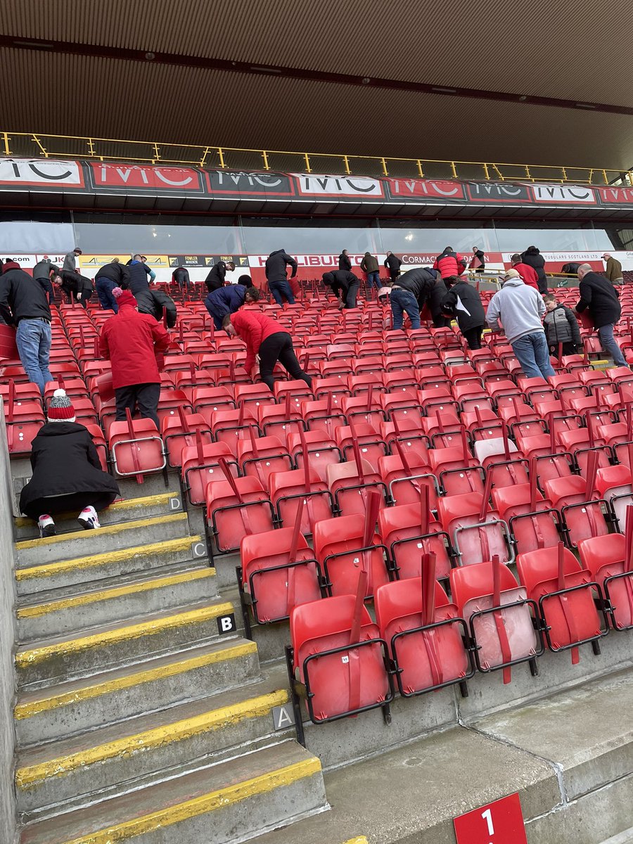 AberdeenFCSLO's tweet photo. 🇦🇹The Red Army at work 👏👏👏

❗️Please be in your seats by 2.45 at the latest to welcome our greatest manager, Sir Alex Ferguson home to Pittodrie. 

❗️For those in the Richard Donald stand be ready to activate the display when the instruction banner goes up 

COYR 🔴⚪️ https://t.co/Js6pgRisWk