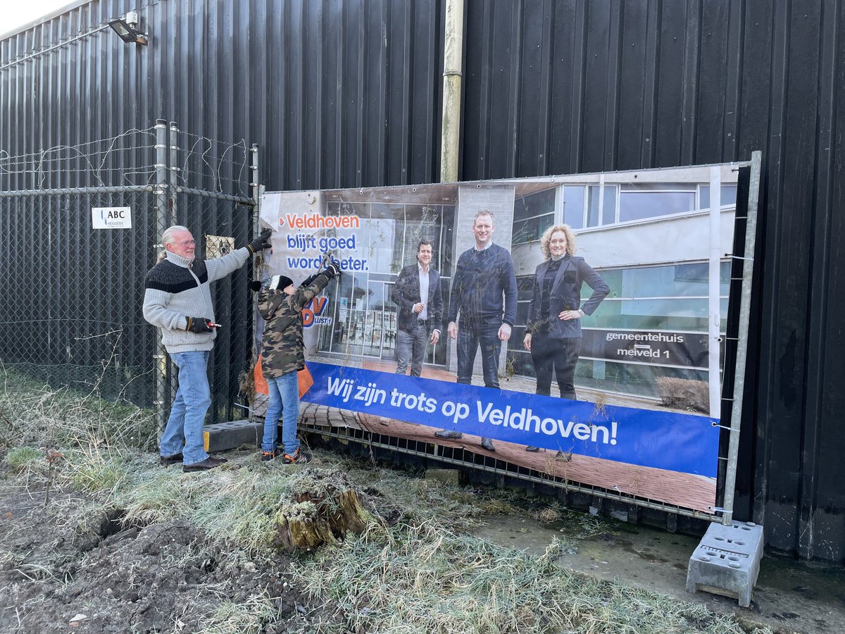 Met kleinzoon Levi banners weer geplaatst.