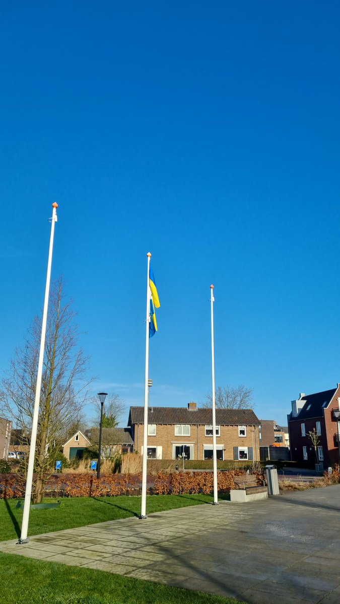 Ook in <a href="/gem_Oldebroek/">Gemeente Oldebroek</a> wordt met de mensen in 🇺🇦 Oekraïne meegeleefd. Bij het gemeentehuis wappert in verbondenheid men de vlag. Dank <a href="/bjdokter/">Bert-Jan Dokter</a>
