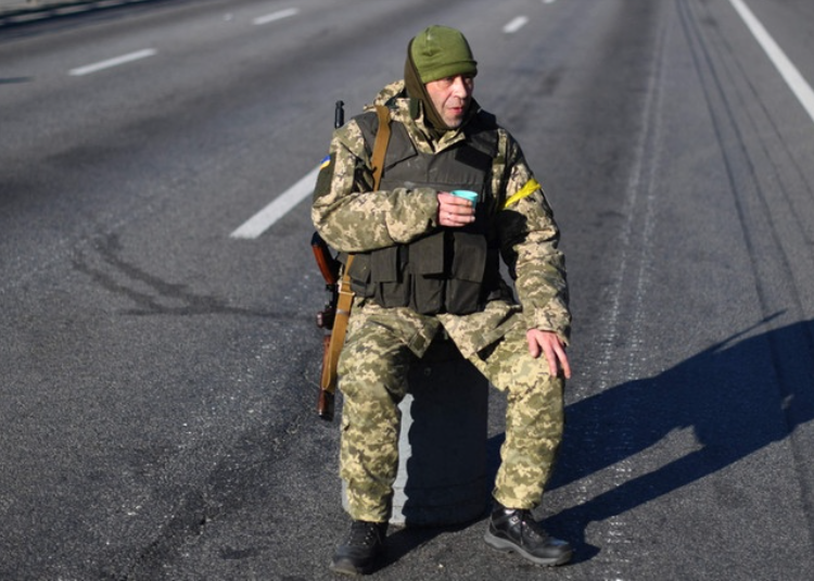 NullGeneration's tweet photo. #Kiew, die ganze #Ukraine hat heute die schwerste Nacht seit Ende des 2. WK hinter sich. Doch weiterhin weht blau-gelb über der Stadt. die Verteidiger Kiews verteidigen nicht nur ihre Stadt, sondern die ganze freie Welt. Ihnen gebührt unser Respekt. Weiterhin Sirenen in der Stadt https://t.co/5S2OMuLLTx