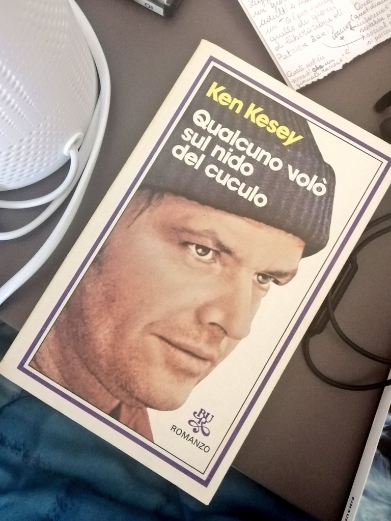 ComDivina's tweet image. Ne è passato di tempo da quando eri sono un "titolo di film lunghissimo" con cui mettere in difficoltà la squadra avversaria al gioco dei mimi... Oggi non stupisce il titolo, ma rapisce la trama e non sei invecchiato affatto male! 📚