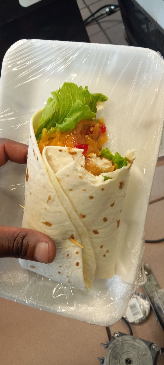 kat7ego's tweet image. bought this from this other o'lady in the street, R15 and it's the best twister i ever ate...♥️♥️♥️♥️