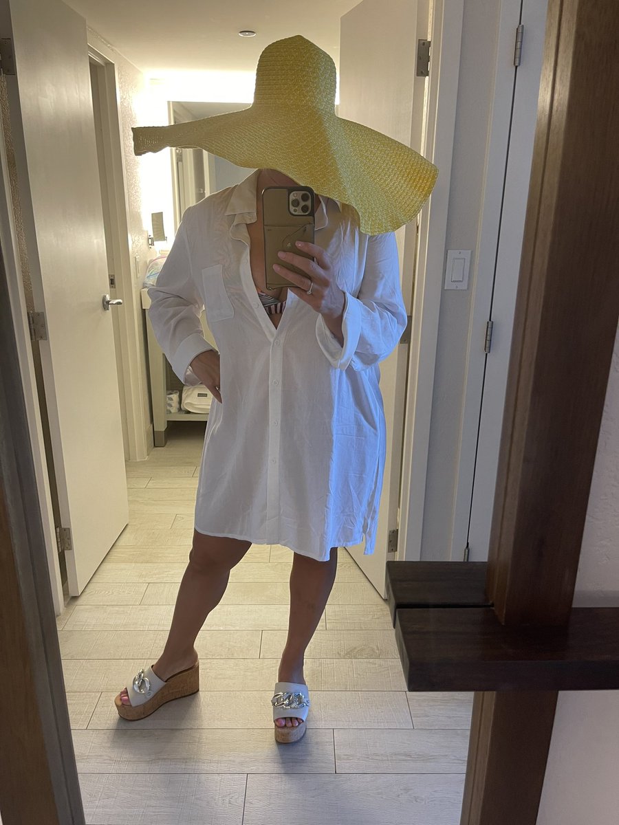 RUBraveEnough's tweet image. Calling this my COVID era beach hat. 

Also protects against skin cancer @UNMCDermatology @AshleyWysongMD

Double win

#stayback 😂😂😂👊🏼👊🏼👊🏼
