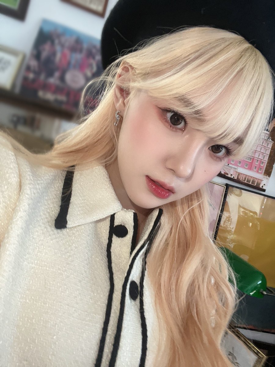 chaehyunpic's tweet image. blonde chaehyun is everything 🤍