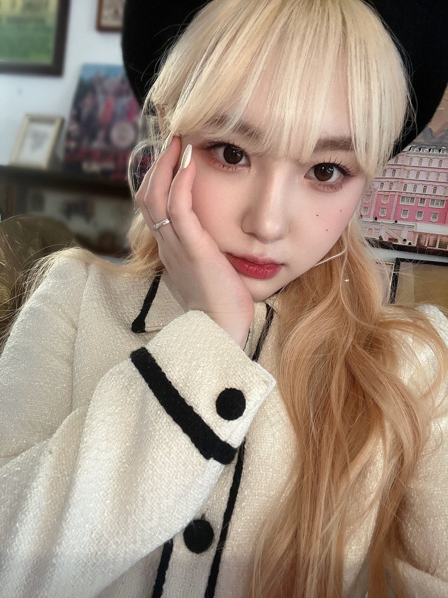 chaehyunpic's tweet image. blonde chaehyun is everything 🤍