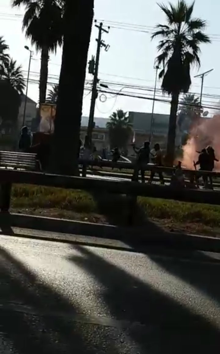 Aunque la prensa opte por lo sano y política% correcto de decir que hay violencia de ambos lados. NO se puede dejar pasar que hinchas de cu llegaron con ARMAS DE FUEGO a LS.

Si, la misma que causó disturbios con familias en Copiapó y Valparaíso. Háganse cargo <a href="/coquimbounido/">Coquimbo Unido</a>.
